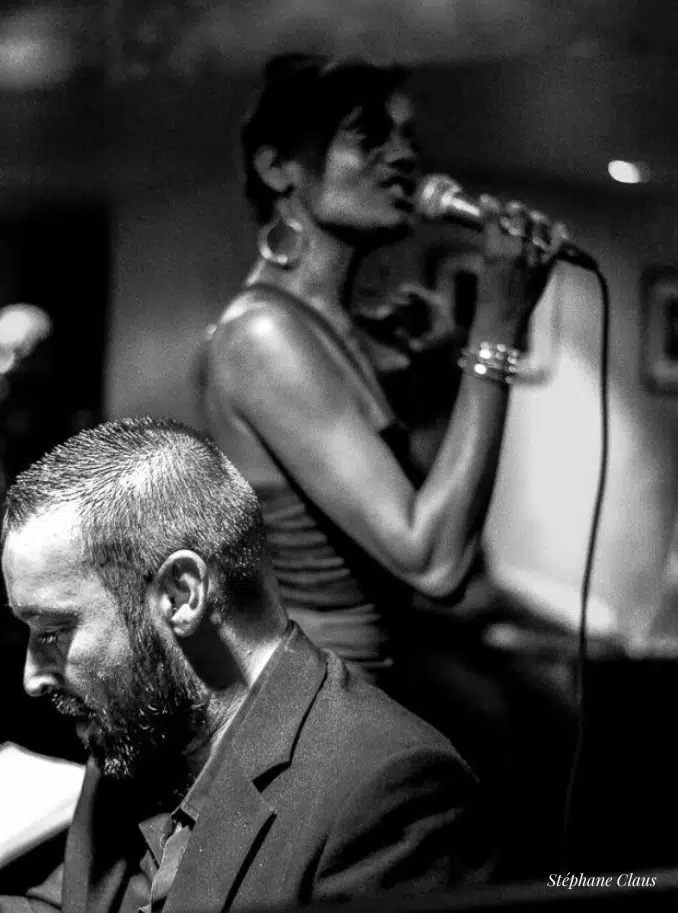 Olivier Slama au piano avec la chanteuse Denia Ridley pour un cocktail de mariage ou événement à Nice sur la Côte d'Azur