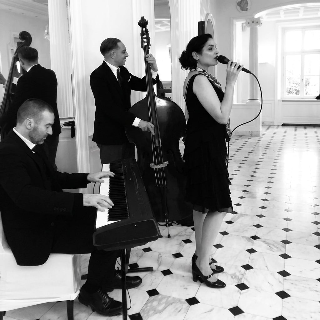 Trio de jazz avec pianiste, contrebassiste et chanteuse lors d’un mariage à Cannes